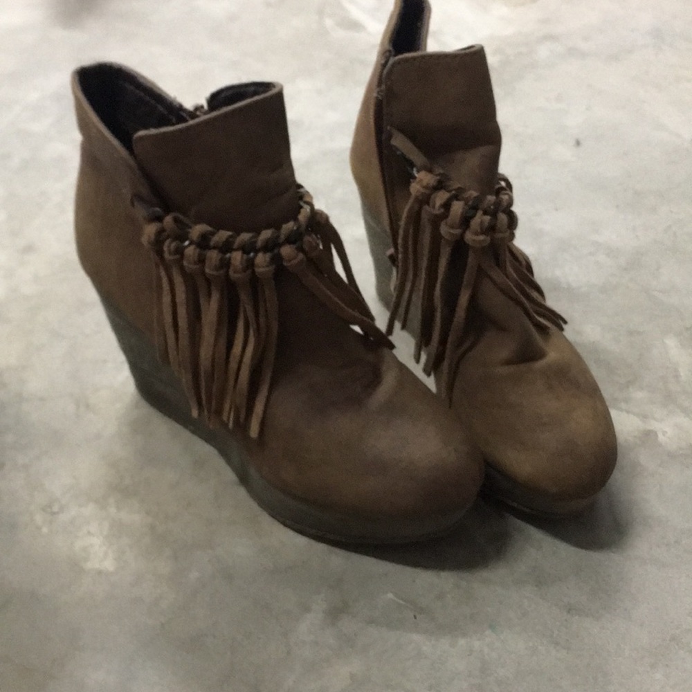 Wedges with fringe